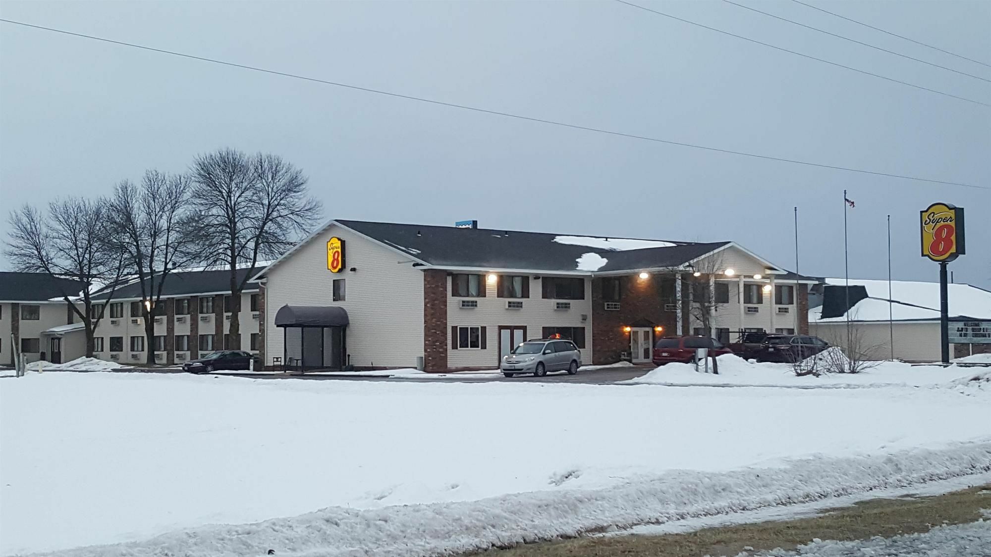 Super 8 By Wyndham Plover Stevens Point Area ภายนอก รูปภาพ